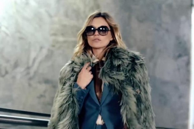 Δείτε το νέο σούπερ βίντεο του Gucci με πρωταγωνίστρια την Κate Moss να το «παίζει» celebrity που αλλάζει τα ονειρεμένα καινούργια ρούχα του διάσημου οίκου - Κυρίως Φωτογραφία - Gallery - Video