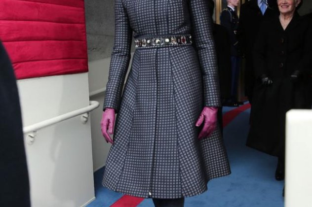 Τη λεπτομέρεια στο χθεσινό σύνολο της Μichelle Obama το προσέξατε? Θαυμάσια μωβ γάντια που ταίριαζαν με το μωβ παλτό της μεγάλης κόρης της και το μωβ φουστάνι της μικρής! (slide show)  - Κυρίως Φωτογραφία - Gallery - Video