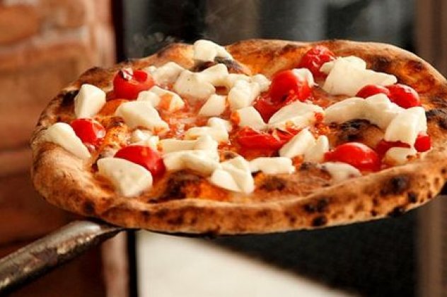 Mια αυθεντική ιταλική πίτσα μας ετοιμάζει ο Άκης Πετρετζίκης σε μόλις 30' για να μην μείνει ούτε ένα κομμάτι στην πιατέλα! - Κυρίως Φωτογραφία - Gallery - Video