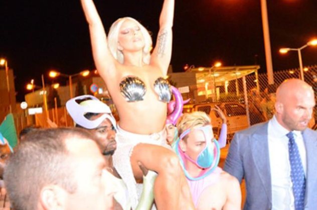 Show από την Lady Gaga στο «Ελευθέριος Βενιζέλος»-Θεαματική έξοδο ντυμένη «Αφροδίτη» του Μποτιτσέλι και χορεύοντας μπροστά σε εκατοντάδες θαυμαστές της! (φωτό & βίντεο) - Κυρίως Φωτογραφία - Gallery - Video
