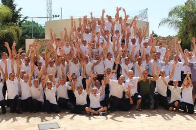 Συγκλονιστική ενέργεια από μαθητές στην Κύπρο: Ξύρισαν τα κεφάλια τους για να υποδεχθούν καρκινοπαθή συμμαθητή τους (φωτό & βίντεο) - Κυρίως Φωτογραφία - Gallery - Video