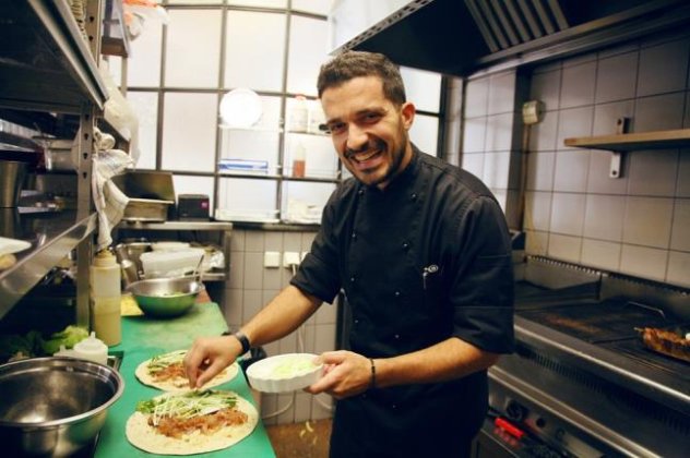 Ο sous chef του Mama Roux Βασίλης Σπόρος φέρνει το street food του Brooklyn στην Αθήνα - Κυρίως Φωτογραφία - Gallery - Video
