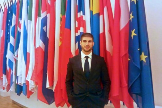 Good News: o 23 χρονος  Στράτος Καμενής από την Μυτιλήνη δουλεύει στον ΟΗΕ και παρά την λαμπρή καριέρα που έχει μπροστά του θέλει να επιστρέψει στην Ελλάδα! - Κυρίως Φωτογραφία - Gallery - Video