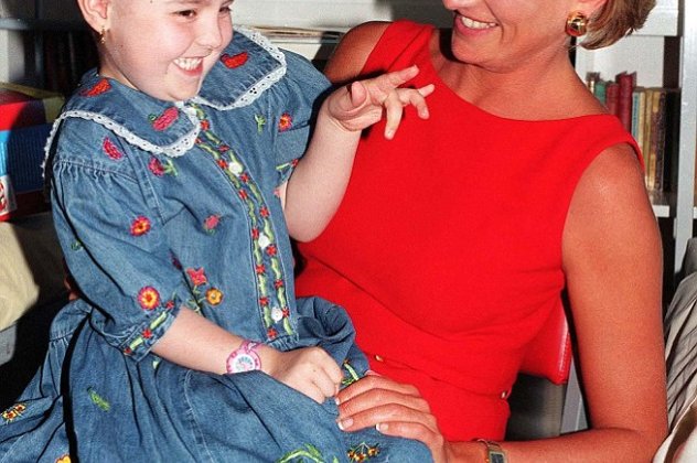 Story: Το κοριτσάκι που πήρε αγκαλιά η πριγκίπισσα Νταϊάνα και έπασχε από καρκίνο πέθανε 16 χρόνια μετά - Κυρίως Φωτογραφία - Gallery - Video