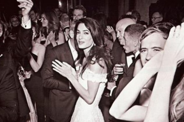 Με  μίνι «τσάρλεστον» σέξι φόρεμα χόρεψε η Αμάλ Αλαμουντίν στο γαμήλιο πάρτι-Ο Τζορτζ παρέμεινε «κύριος», με το μαύρο του κοστούμι (φωτό) - Κυρίως Φωτογραφία - Gallery - Video