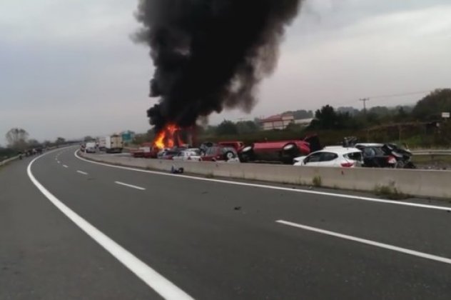 Εγνατία: ανατριχίλα σε πιάνει με το πρώτο βίντεο που ήρθε στη δημοσιότητα από το χθεσινό πολύνεκρο δυστύχημα - φωτιές, εγκλωβισμένοι και πόνος στην άσφαλτο   - Κυρίως Φωτογραφία - Gallery - Video