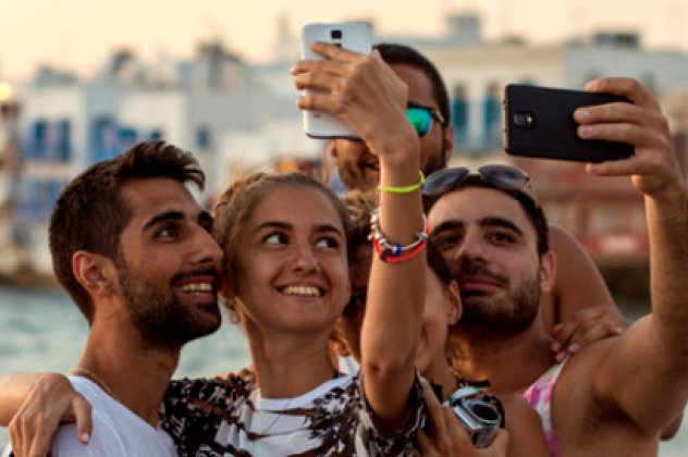 Είστε φανατικοί των selfie φωτογραφιών; Αυτά είναι 8 στοιχεία που δεν ξέρετε γι' αυτές - Κυρίως Φωτογραφία - Gallery - Video