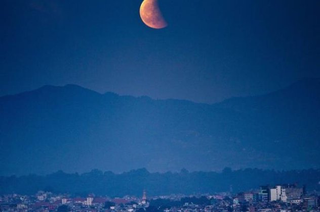 Όλικη έκλειψη σελήνης: Εντυπωσιακές φωτογραφίες από το «ματωμένο» φεγγάρι, το 2ο για φέτος - Κυρίως Φωτογραφία - Gallery - Video