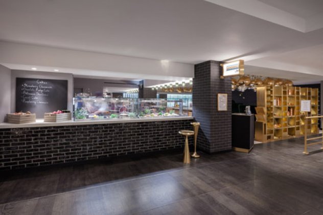 Πως είναι άραγε ένα καφέ - ρεστοράν μέσα στο πιο διάσημο Food Hall του κόσμου, στο Harrods; Το δημιούργησε ο designer Tom Dixon με μωβ φαντασία και λιτές αλλά δυναμικές γραμμές - Κυρίως Φωτογραφία - Gallery - Video