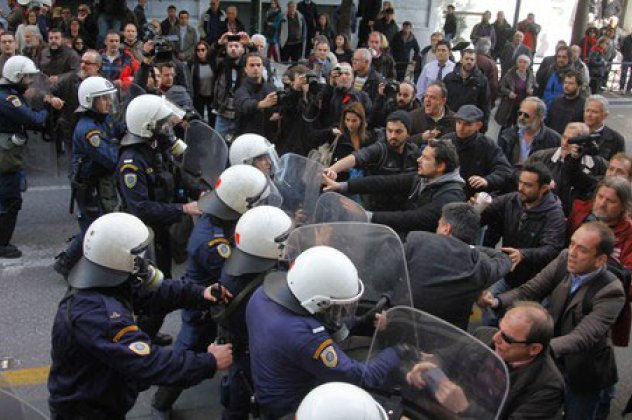 Στον Εισαγγελέα οι 35 του ΠΑΜΕ για τη κατάληψη στο Υπ. Εργασίας - Πορεία διαμαρτυρίας ΠΑΜΕ έξω από τα δικαστήρια‏ - Κυρίως Φωτογραφία - Gallery - Video