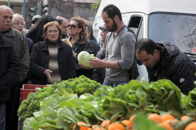 Ατελείωτες ουρές για δωρεάν φρούτα-λαχανικά έξω από το Υπουργείο Αγροτικής Ανάπτυξης - Κυρίως Φωτογραφία - Gallery - Video