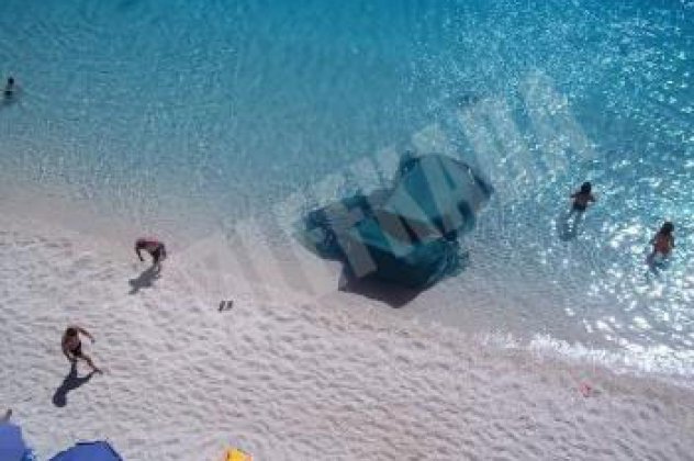 Αυτοκίνητο έπεσε στην υπέροχη παραλία Πόρτο Κατσίκι στη Λευκάδα - Κυρίως Φωτογραφία - Gallery - Video