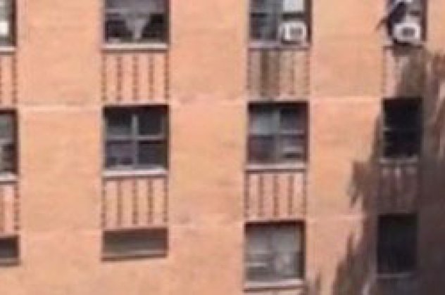 Ένας περαστικός έσωσε ένα κοριτσάκι που έπεσε από τον 3ο όροφο: Βίντεο που κόβει την ανάσα - Κυρίως Φωτογραφία - Gallery - Video
