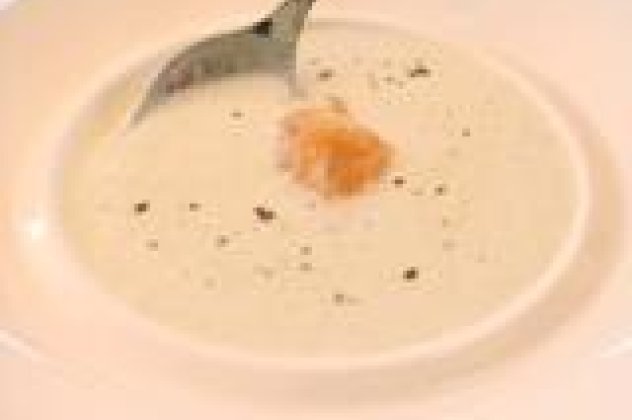 Κρύα σούπα με αγγούρι και κομματάκια σολομού - Ιδανική για τα γεύματα του καύσωνα - Κυρίως Φωτογραφία - Gallery - Video