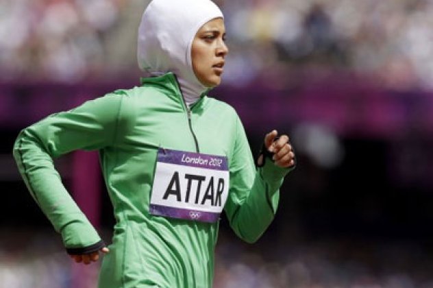 Mε μαντήλα έτρεξε στο Λονδίνο η 19χρονη Σάρα από τη Σαουδική Aραβία και καταχειροκροτήθηκε! - Κυρίως Φωτογραφία - Gallery - Video