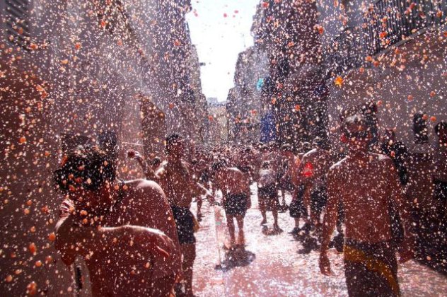 Απίθανες φωτό - Κόκκινοι από έρωτα για την ντομάτα! Bunol, Ισπανία 2012 - Κυρίως Φωτογραφία - Gallery - Video