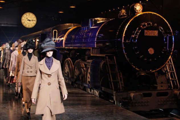 Ένα ολόκληρο αληθινό τρένο πάνω στην πασαρέλα του Louis Vuitton! - Κυρίως Φωτογραφία - Gallery - Video