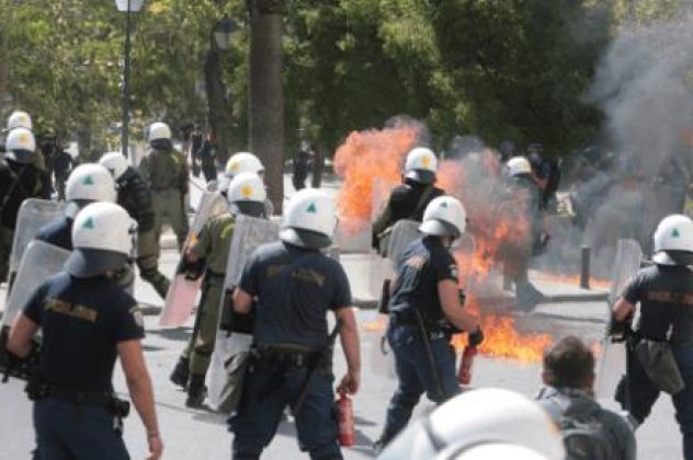 Μολότοφ και χειροβομβίδες στο Σύνταγμα! - Κυρίως Φωτογραφία - Gallery - Video