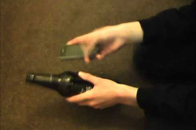 Ο διασημότερος μάγος στον κόσμο, Dynamo, σας δείχνει πώς να βάλετε ένα κινητό μέσα σ' ένα μπουκάλι! - Κυρίως Φωτογραφία - Gallery - Video