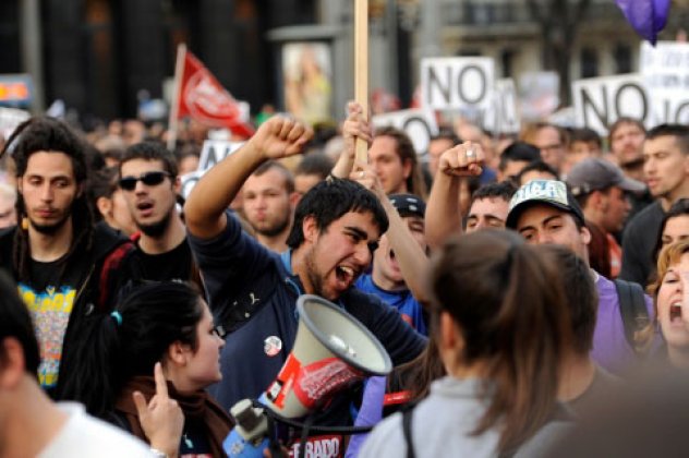 Guardian: Μια γενιά που χάνεται σε όλη την Ευρώπη, με σημαιοφόρο τα Ελληνόπουλα - Κυρίως Φωτογραφία - Gallery - Video