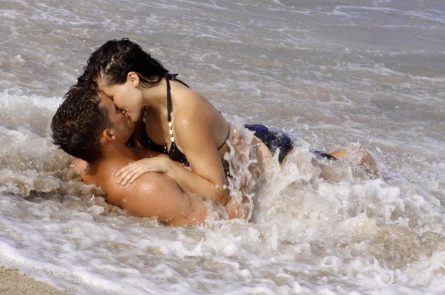 Ζευγάρι Ιταλών έκαναν έρωτα μέσα στη θάλασσα αλλά ο κόλπος... έκλεισε και δεν ξεκολλούσαν - Τους... ξεκόλλησαν με ένεση στο νοσοκομείο! - Κυρίως Φωτογραφία - Gallery - Video