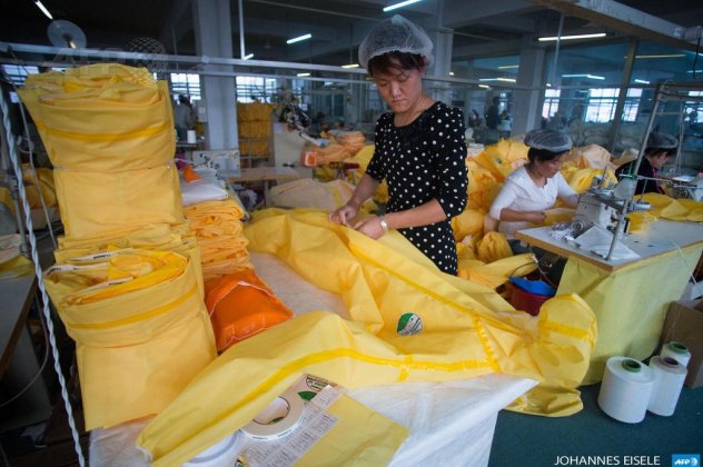 Φωτογραφίες ημέρας: Οι εκατοντάδες κοπτοραπτούδες της Κίνας που ετοιμάζουν νυχθημερόν και πυρετωδώς τις κίτρινες στολές για την προστασία από τον Έμπολα! (φωτό)  - Κυρίως Φωτογραφία - Gallery - Video