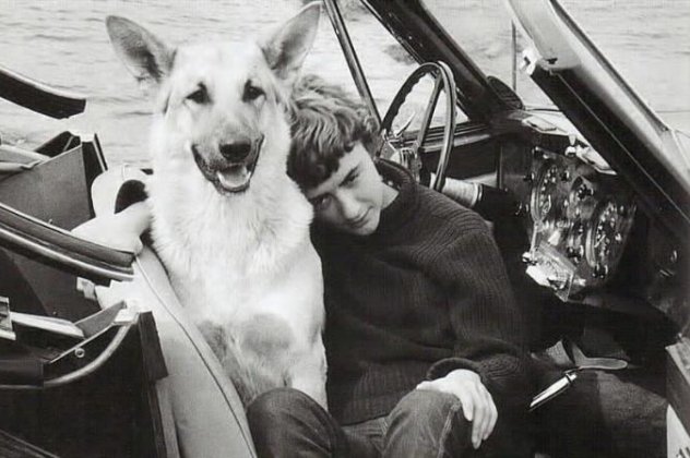 Vintage beauty Pic: Όταν η διάσημη γαλλίδα συγγραφέας ακουμπούσε στον τεράστιο σκύλο της, αποκαμωμένη από τις καταχρήσεις, την μορφίνη, έραστες και των δύο φύλων, τις Τζάγκουαρ!  - Κυρίως Φωτογραφία - Gallery - Video