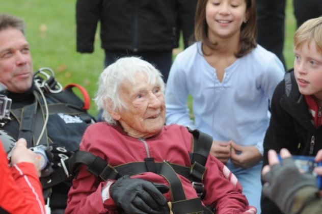 Top Woman η Eleonor «Nanny» Cunningham: Γιόρτασε τα 100 της χρόνια με βουτιά από τον ουρανό -  Στα 90 της ξεκίνησε τις ελεύθερες πτώσεις! - Κυρίως Φωτογραφία - Gallery - Video
