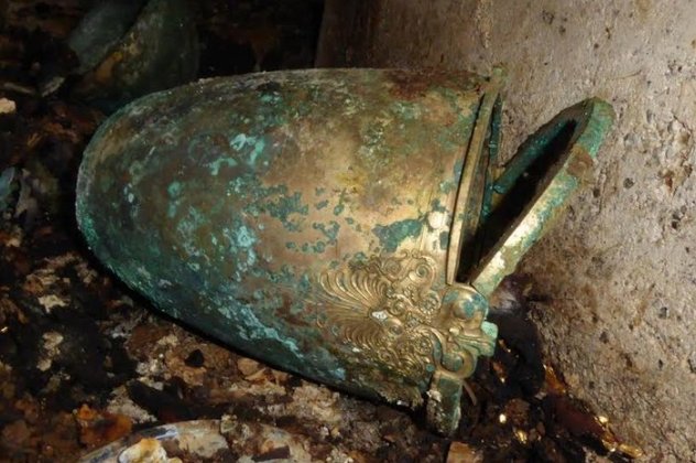 Δείτε νέες εικόνες & βίντεο από τον ασύλητο τάφο της Βεργίνας: Βρέθηκε θεσπέσιο σκεύος συμποσίου για κρασί και νερό! (φωτό-βίντεο) - Κυρίως Φωτογραφία - Gallery - Video