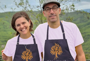 Ο Κώστας & η Άννα φτιάχνουν πίτες στον διάσημο φούρνο της Ζίτσας: Πως ο έρωτας κράτησε την δικηγόρο Άννα στην Ήπειρο (φωτό & βίντεο)