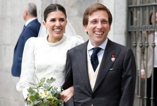 Royal Wedding: Η Teresa Urquijo y Moreno παντρεύτηκε τον José Luis Martínez-Almeida - Υπέροκομψη νύφη με ολοκέντητο φόρεμα & περίτεχνα φαρδιά μανίκια (φωτό)
