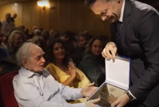 Κατασυγκινημένος ο δάσκαλος Λευτέρης Παπαδόπουλος σε μία ανεπανάληπτη βραδιά στο κατάμεστο «Ολύμπια»: Τα μοναδικά τραγούδια του «πατριάρχη» των Ελλήνων στιχουργών (βίντεο)