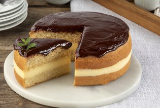 Ο Άκης Πετρετζίκης μας φτιάχνει φανταστική τούρτα κοκ - Με αφράτο & σιροπιαστό παντεσπάνι, γέμιση από κρέμα και επικάλυψη από γλάσο σοκολάτας !