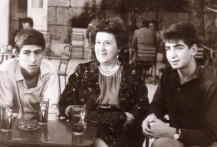 Ανέκδοτη φωτογραφία της Κατίνας Παξινού με τους δύο εγγονούς της: Τον Φαίδωνα & τον Άγγελο Αντωνόπουλο