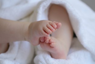 Ανατροπή στον θάνατο του βρέφους στην Κω: Το μωρό πνίγηκε την ώρα που έτρωγε - Συνελήφθησαν οι γονείς