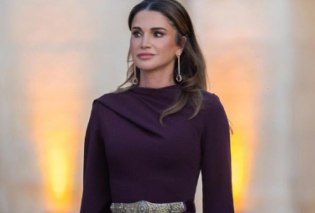 Βασίλισσα Ράνια της Ιορδανίας: Το δαμασκηνί cape dress & οι sexy Manolo Blahnik γόβες – Γιόρτασε την εθνική επέτειο της χώρας της (φωτό)