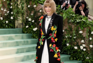 Anna Wintour: Η οικοδέσποινα του Met Gala με μαύρο maxi coat & διάσπαρτα πολύχρωμα λουλούδια – Το λευκό φόρεμα & το iconic καρέ χτένισμα (φωτό & βίντεο)