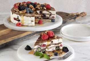 Άκης Πετρετζίκης: Φτιάξτε την πιο healthy τούρτα που δοκιμάσατε ποτέ - Με αραβικές πίτες ολικής άλεσης, σπιτική κρέμα γιαουρτιού & φρούτα του δάσους ! (βίντεο)