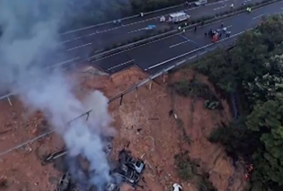 Δείτε βίντεο και φωτό από κατάρρευση αυτοκινητόδρομου στη Κίνα: 36 νεκροί, 30 τραυματίες - Άμορφη μάζα τα οχήματα που βρέθηκαν στον γκρεμό (βίντεο)