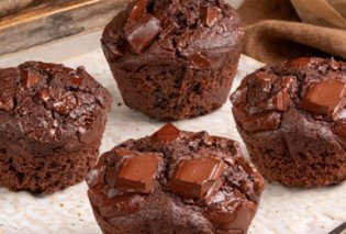 Άκης Πετρετζίκης: Δείτε πώς να φτιάξετε τα πιο νόστιμα & αφράτα muffins με κομματάκια σοκολάτας - Σε 15' τρώμε γλυκάκι !