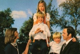 Vintage έγχρωμη φωτό: Η Ελληνική Βασιλική οικογένεια στην παιδική χαρά - Βασιλιάς Κων/νος μαζί με Άννα-Μαρία, Παύλο, Νικόλαο & Αλεξία το 1974 ...