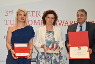 Greek TopWomen Awards 2024 - Βραβείο στην Λουκία Σαράντη – Η Πρόεδρος της Βιομηχανίας Ξύλου AKRITAS – Με την πολυετή εμπειρία της συμβάλλει στην ανάπτυξη & την προώθηση της ελληνικής βιομηχανίας 