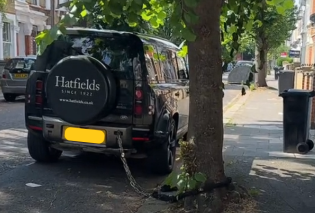 Απίστευτο βίντεο: Ιδιοκτήτες πανάκριβων τζιπ δένουν με αλυσίδες τα αυτοκίνητά τους σε δέντρα - Φοβούνται ότι θα τους τα κλέψουν