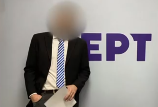 Βίντεο: Η στιγμή που ο δημοσιογράφος της ΕΡΤ οδηγείται στον εισαγγελέα - Φέρεται να ξυλοκόπησε την 30χρονη πρώην σύντροφό του 