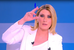 Έξαλλη η Σία Κοσιώνη: Φωνάζει και χτυπά το χέρι στο τραπέζι την ώρα του δελτίου ειδήσεων - Τι εξόργισε την παρουσιάστρια (βίντεο)