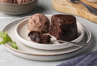 Άκης Πετρετζίκης: Με μόνο 2 υλικά θα φτιάξετε το πιο εύκολο mug cake και θα έχετε σοκολατένιο ατόμικο γλυκό σε μόλις 5 λεπτά !