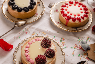Ντίνα Νικολάου: Τα φανταστικά ταρτάκια με λευκή γκανάζ και κόκκινα φρούτα - Ο απίθανος συνδυασμός για τους λάτρεις της λευκής σοκολάτας !