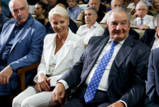 Νατάσα Παζαΐτη - Γεωργία Σαμαρά: Πολύ chic οι κυρίες των πρώην Πρωθυπουργών – Λευκό κουστούμι με διακριτική ρίγα για την μία & navy blue για την άλλη (φωτό)
