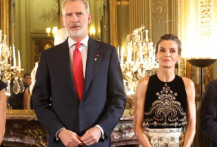 Παρίσι: Με total Dior look, η Βασίλισσα Λετίσια της Ισπανίας στο gala-dinner του Λούβρου – Με τα κρυστάλλινα Baccarat & τα πολυτελή Christofle μαχαιροπίρουνά (φωτό)