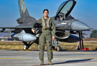 Top woman η Χρυσάνθη Νικολοπούλου, η πρώτη γυναίκα πιλότος της πολεμικής αεροπορίας - Πετά με F-16 στο Αιγαίο, παίρνει μέρος στις αναχαιτίσεις των Τούρκων 